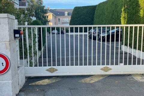 Close to Geneva airport-surface parking in gated residence