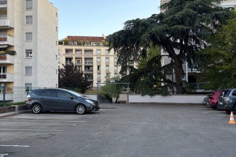 Emplacement de parking dans résidence sécurisée