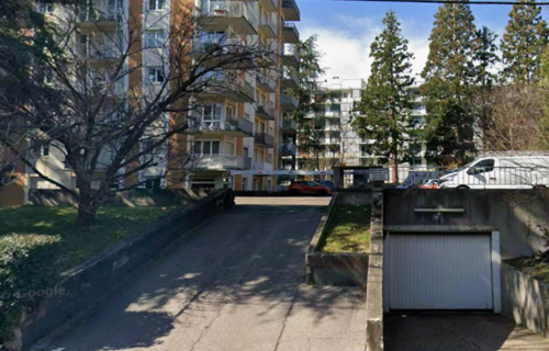 Place parking extérieur