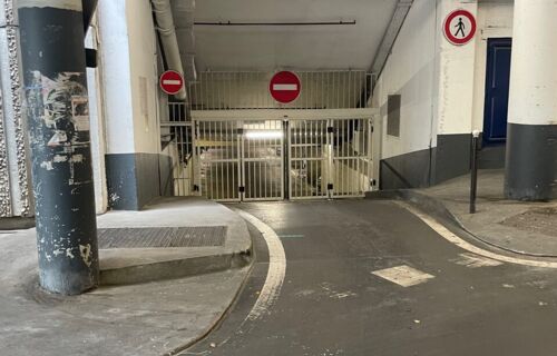 place de parking sécurisée située au 66 avenue d'Ivry, Paris 13e, au cœur du quartier Olympiades / quartier chinois.
