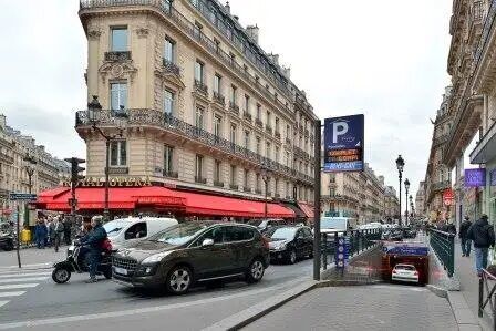 Paris, parking Pyramides