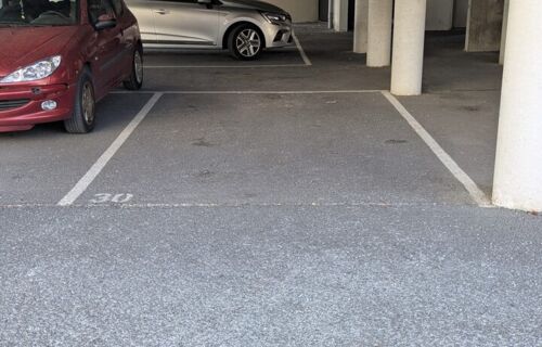 Place de parking extérieure sécurisée et couverte - Quartier Chartrons