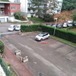 parking extérieur éclairé la nuit