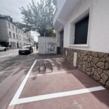 Place de parking privé devant un immeuble